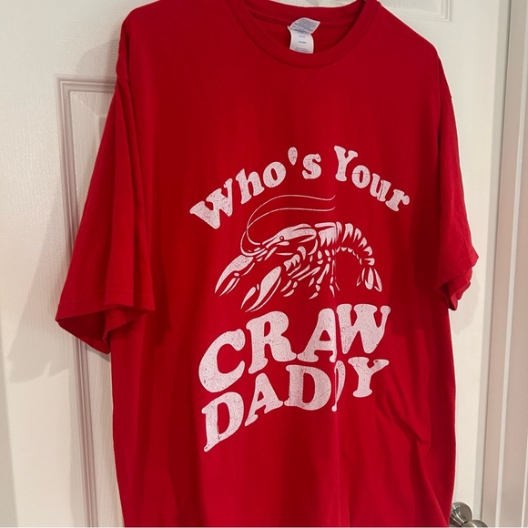 "Who's Your Craw Daddy" Port & Company Men Red Graphic T-Shirt 2XL Novelty GIft - Picture 3 of 8